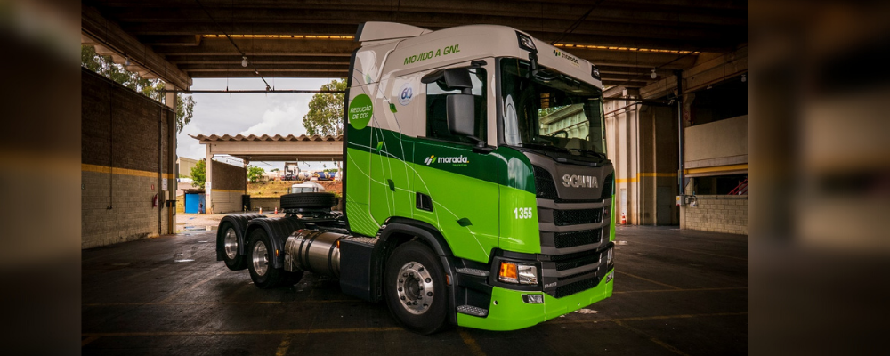 Scania faz a primeira venda de 5 caminhões movidos 100% a GNL à Morada Logística
