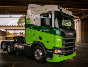 Scania faz a primeira venda de 5 caminhões movidos 100% a GNL à Morada Logística