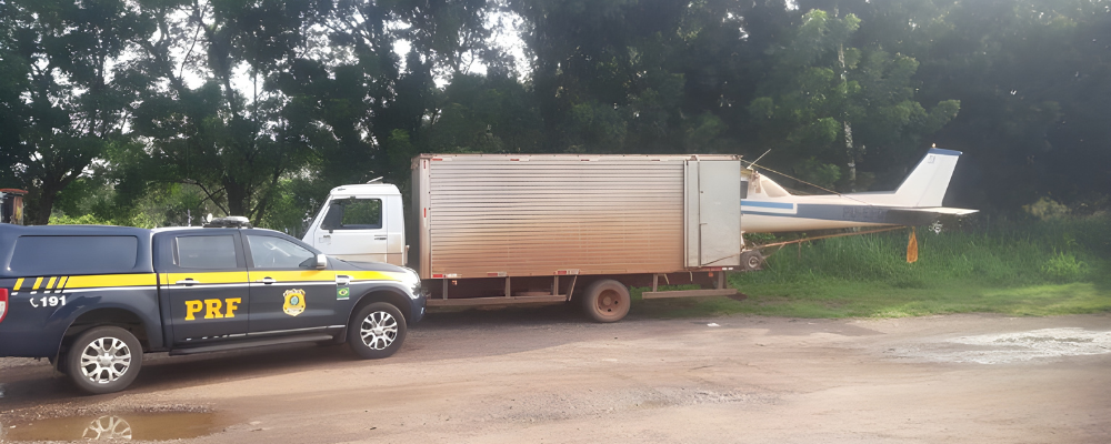 PRF intercepta veículo transportando um avião de forma irregular