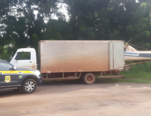 PRF intercepta veículo transportando um avião de forma irregular