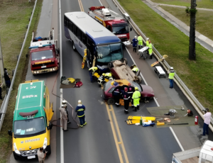 PRF participa de simulação de grave acidente de trânsito na BR 116 em Mafra