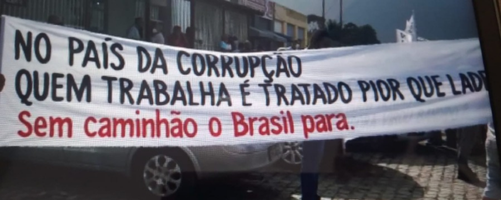 Caminhoneiros ocupam rodovia em protesto contra ações da PRF