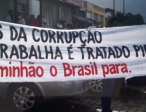 Caminhoneiros ocupam rodovia em protesto contra ações da PRF