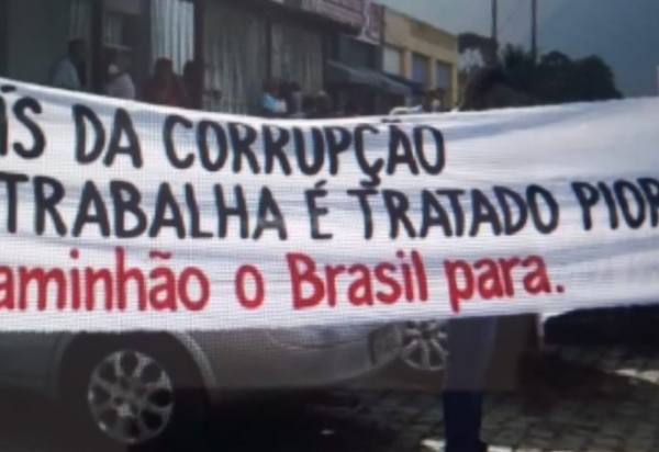 Caminhoneiros ocupam rodovia em protesto contra ações da PRF