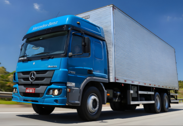 Mercedes-Benz festeja marco de 150 mil caminhões e ônibus exportados em CKD 