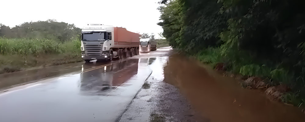 BR-364, em Rondônia, continua interditada pelo 2° dia após rio transbordar