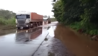 BR-364, em Rondônia, continua interditada pelo 2° dia após rio transbordar