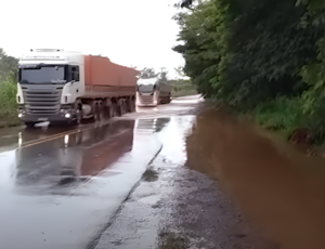 BR-364, em Rondônia, continua interditada pelo 2° dia após rio transbordar