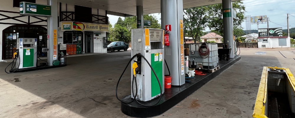 Defasagem nos preços de gasolina e diesel bate recorde e chega a 25% no Brasil