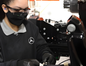 Mercedes-Benz do Brasil apoia a equidade de gênero com iniciativas de desenvolvimento para as mulheres