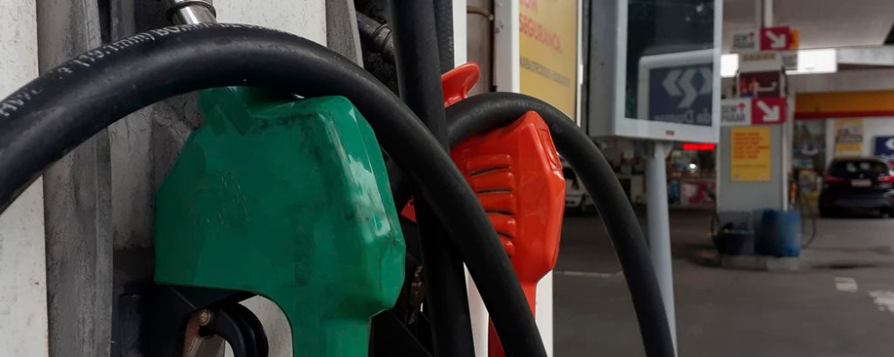 Governo estuda congelar os preços dos combustíveis por alta do petróleo