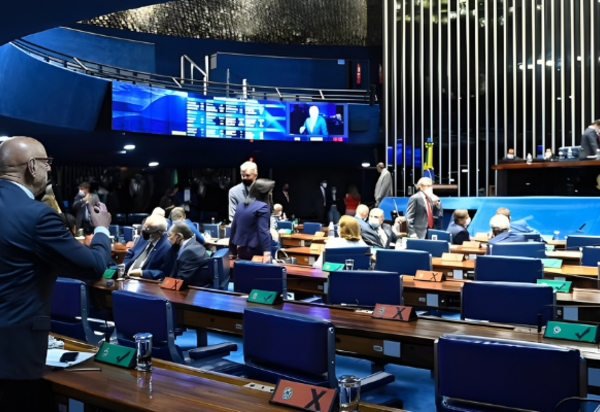 Senado aprova projeto que muda ICMS para segurar preços de combustíveis