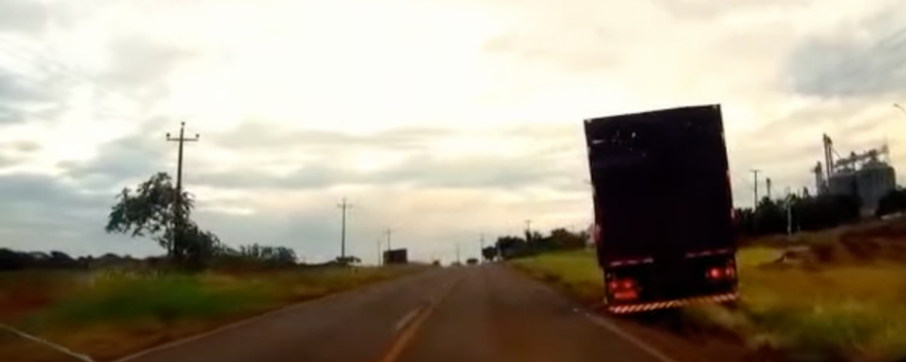 VÍDEO: Contrabandista salta de caminhão em movimento no Paraná