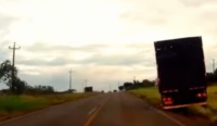 VÍDEO: Contrabandista salta de caminhão em movimento no Paraná