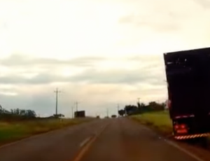 VÍDEO: Contrabandista salta de caminhão em movimento no Paraná