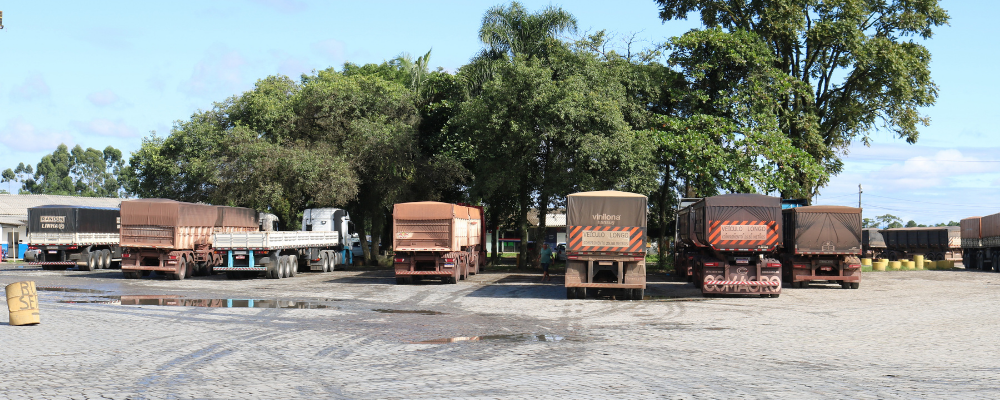 Postos de combustíveis são notificados por cobrança irregular a caminhoneiros