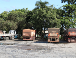 Postos de combustíveis são notificados por cobrança irregular a caminhoneiros