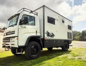 Volkswagen Delivery 11.180 4x4 se transforma em um motorhome