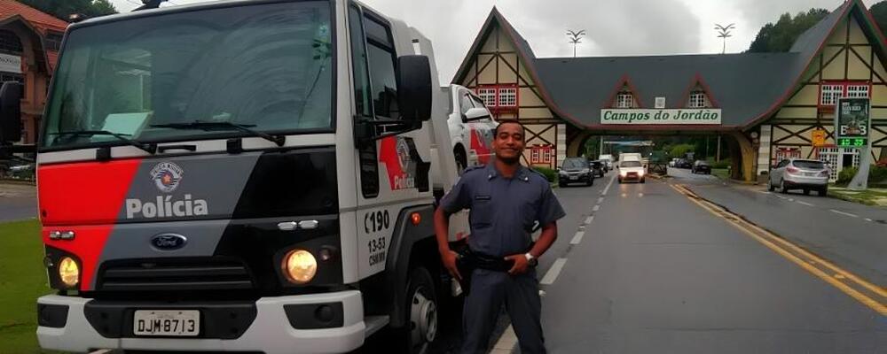 Quem chega na frente na corrida: o policial, o mecânico ou o