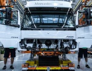 Mercedes-Benz suspende produção devido à falta de semicondutores