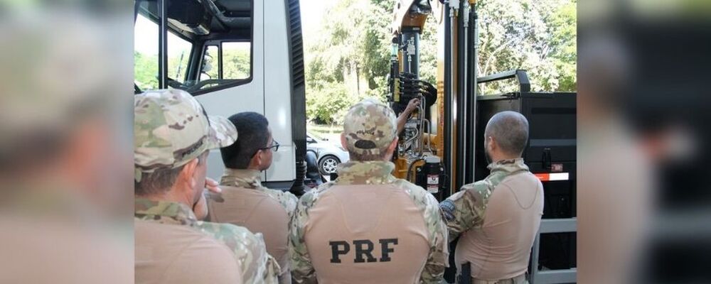 PRF recebe caminhão munck para ajudar nas operações