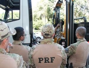 PRF recebe caminhão munck para ajudar nas operações