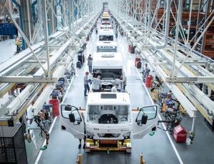 Produção de caminhões recua; 29 fábricas de semicondutores estão sendo construídas no mundo