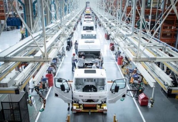 Produção de caminhões recua; 29 fábricas de semicondutores estão sendo construídas no mundo
