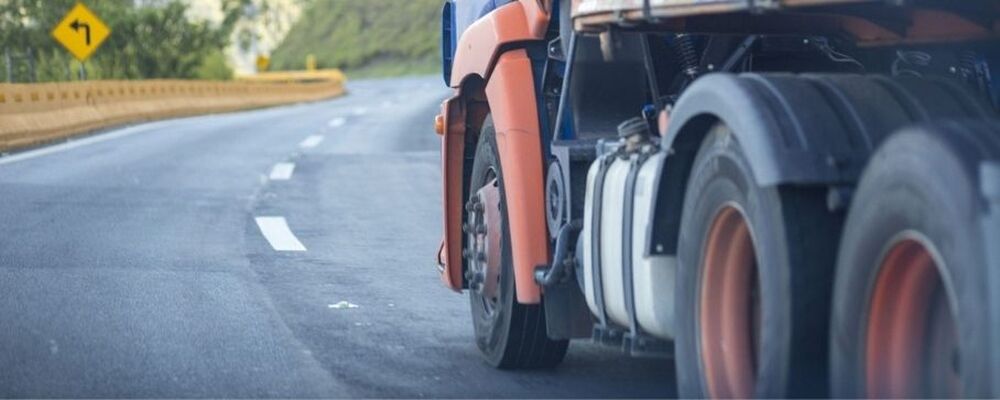 Quanto de espaço é necessário para um caminhão frenar?