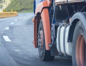 Quanto de espaço é necessário para um caminhão frenar?