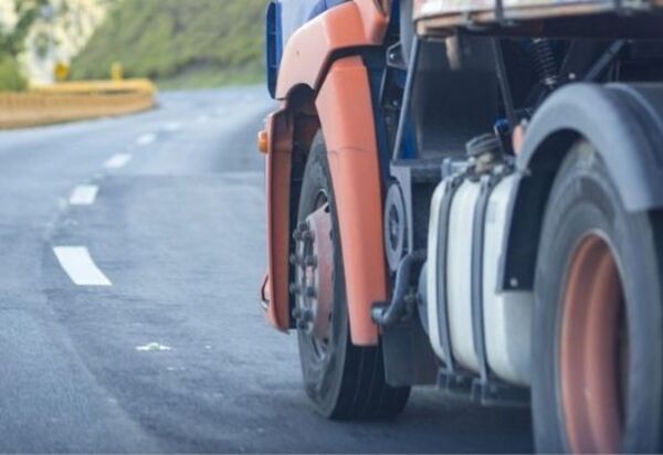 Quanto de espaço é necessário para um caminhão frenar?
