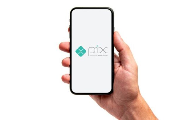 Licenciamento de veículo poderá ser pago por PIX, anuncia Detran-PR