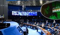 Senado aprova PEC que cria voucher para caminhoneiros e aumenta Auxílio Brasil