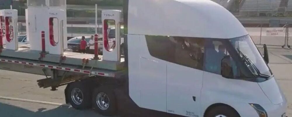 Internacional: Tesla Semi é visto fazendo entregas e chama atenção