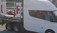 Internacional: Tesla Semi é visto fazendo entregas e chama atenção