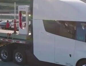 Internacional: Tesla Semi é visto fazendo entregas e chama atenção