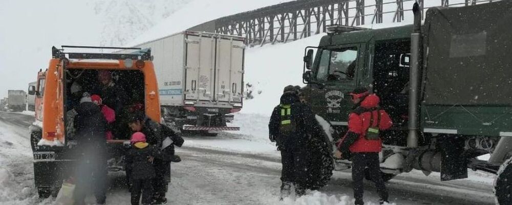 Tempestade de neve deixa motoristas 'presos' na Cordilheira dos Andes