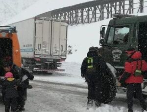 Tempestade de neve deixa motoristas 'presos' na Cordilheira dos Andes