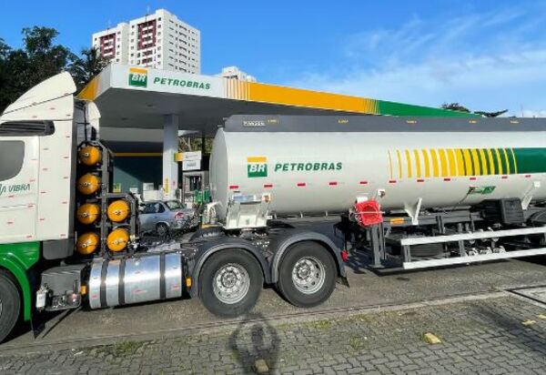 Vibra realiza 1ª operação de entrega de combustível com um caminhão tanque movido a GNV