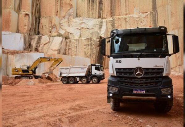 Avaliação: Mercedes-Benz Arocs comprova força, conforto e segurança  