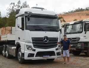 José Marianelli dirige Actros 2651 com orgulho, levando rochas ornamentais 