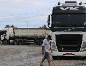 Caminhoneiros autônomos convivem com a falta de segurança e baixa remuneração, diz levantamento