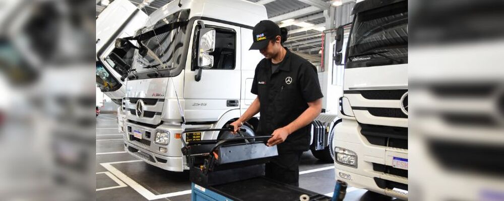 Executivos da Mercedes-Benz vão a oficinas de concessionários para vivenciar a prestação de serviços 