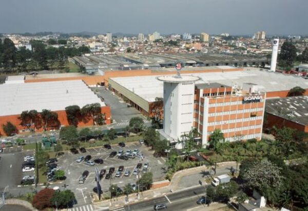 Scania fecha parceria com Raízen para utilizar 100% de biometano em sua operação industrial