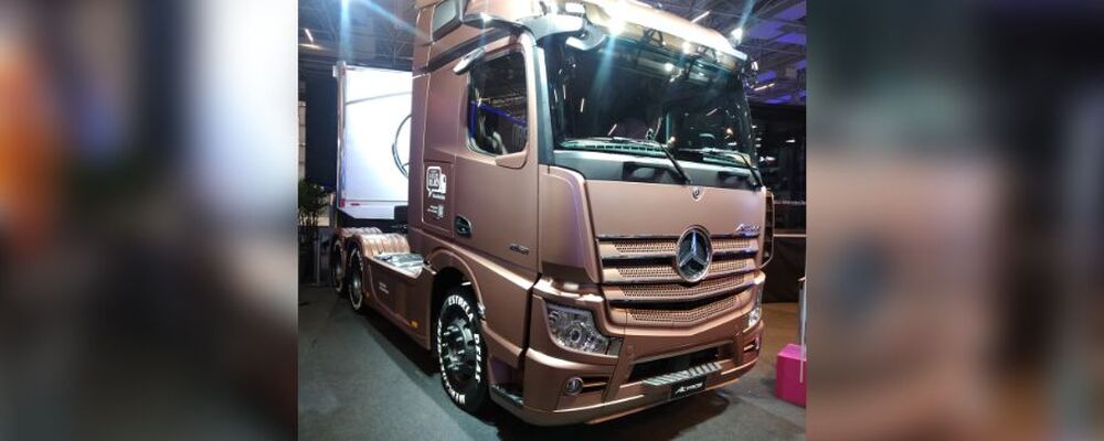 Caminhão “Estrela Delas” é destaque da Mercedes-Benz na Fenatran 2022