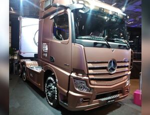 Caminhão “Estrela Delas” é destaque da Mercedes-Benz na Fenatran 2022