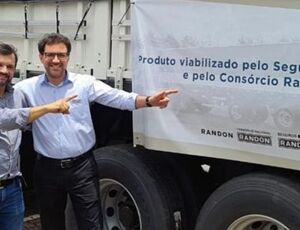 Empresas Randon premiam cliente com Graneleiro New R Zero Km