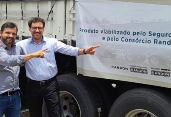Empresas Randon premiam cliente com Graneleiro New R Zero Km