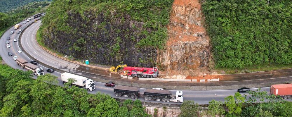 Serviços com guindaste do DER/PR na BR-277 entram na reta final