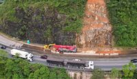 Serviços com guindaste do DER/PR na BR-277 entram na reta final